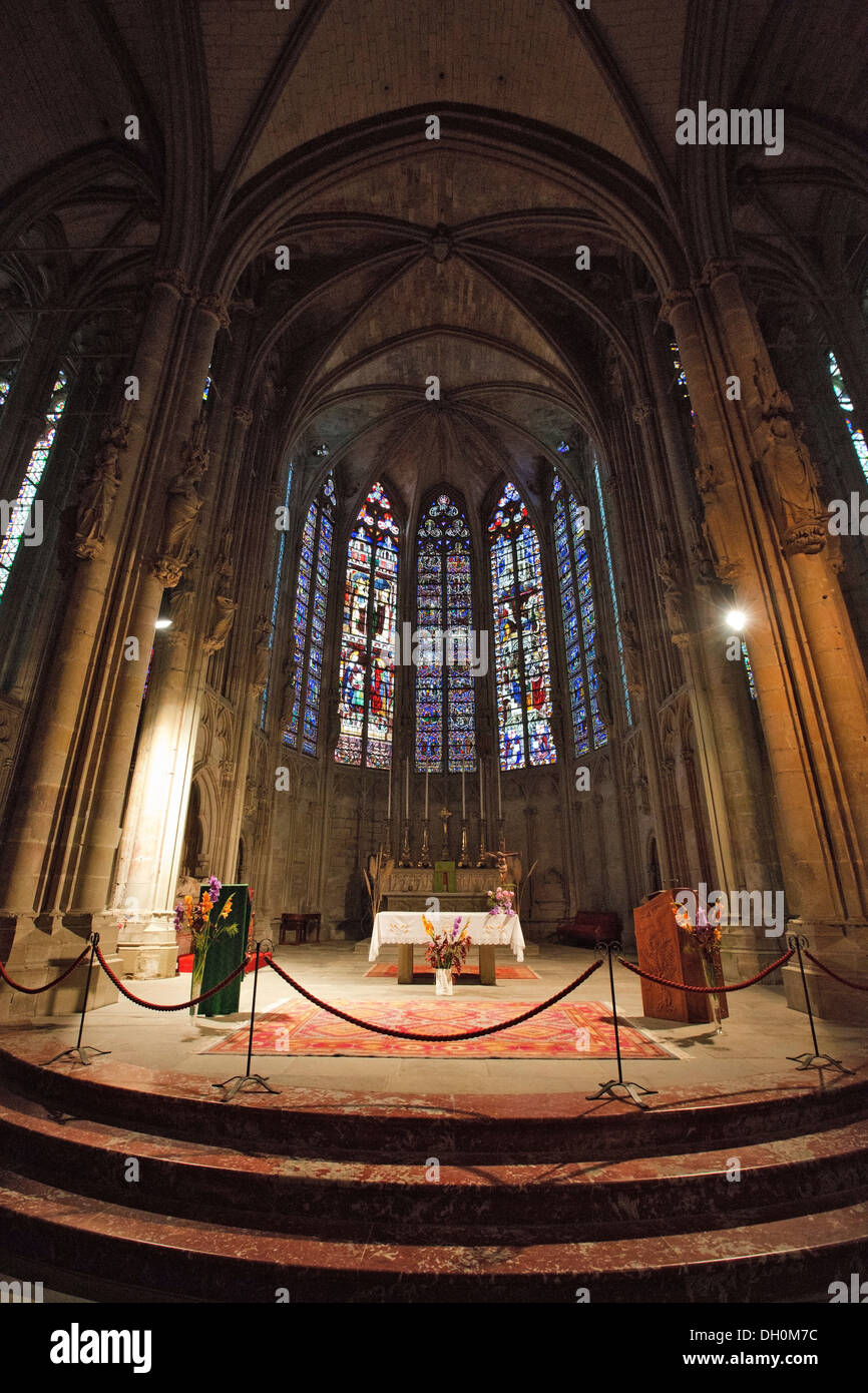 Glasfenster im Inneren der Basilika von Saint-Nazaire in befestigte mittelalterliche Stadt Carcassonne, 138854 Carcassonne Stockfoto