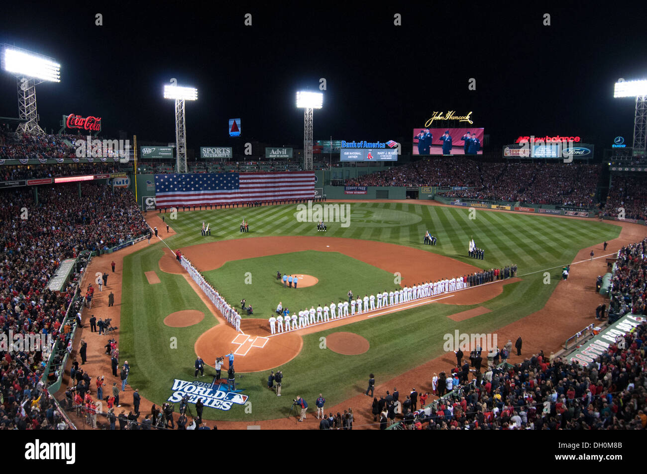 Flieger von Hanscom Air Force Base, auch auf die Mittelfeld Jumbotron erfasst Linie die Fahne drapiert linken Feld Wand an Fenway Stockfoto