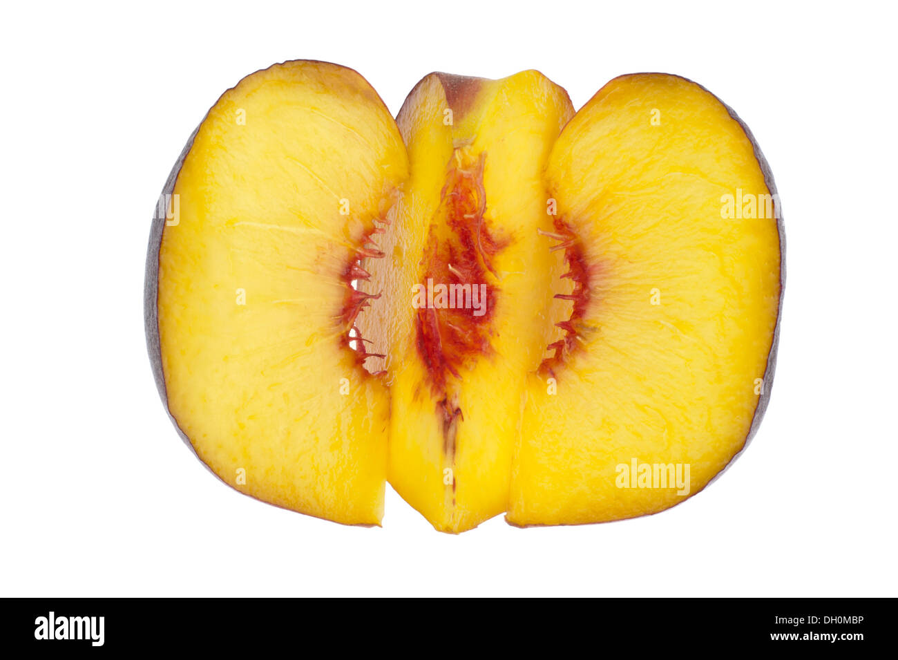 Eine halbe Pfirsich in drei Teile schneiden und in weißen Hintergrund isoliert Stockfoto