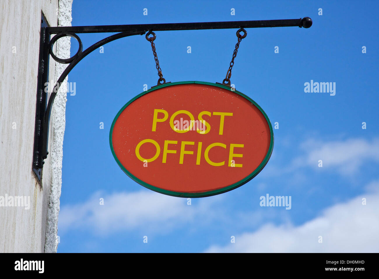 Leuchtend rote Postamt Schild hängen gegen hell aber bewölkten blauen Himmel Stockfoto