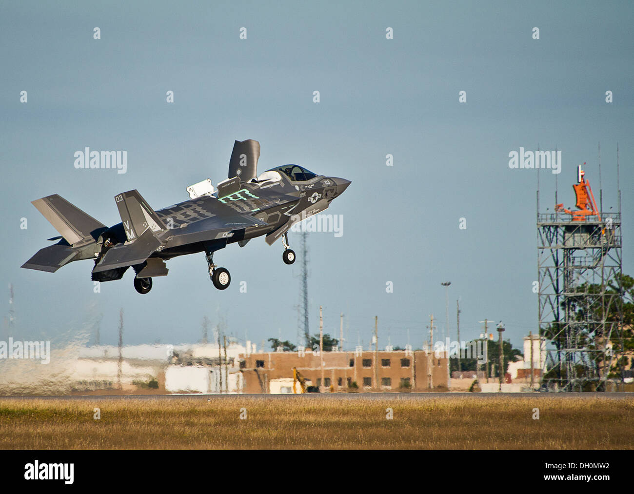 Den F-35 b joint Strike Fighter abhebt vom Laufsteg während der ersten kurzen Start- und vertikale Landung Mission Eglin Air Stockfoto