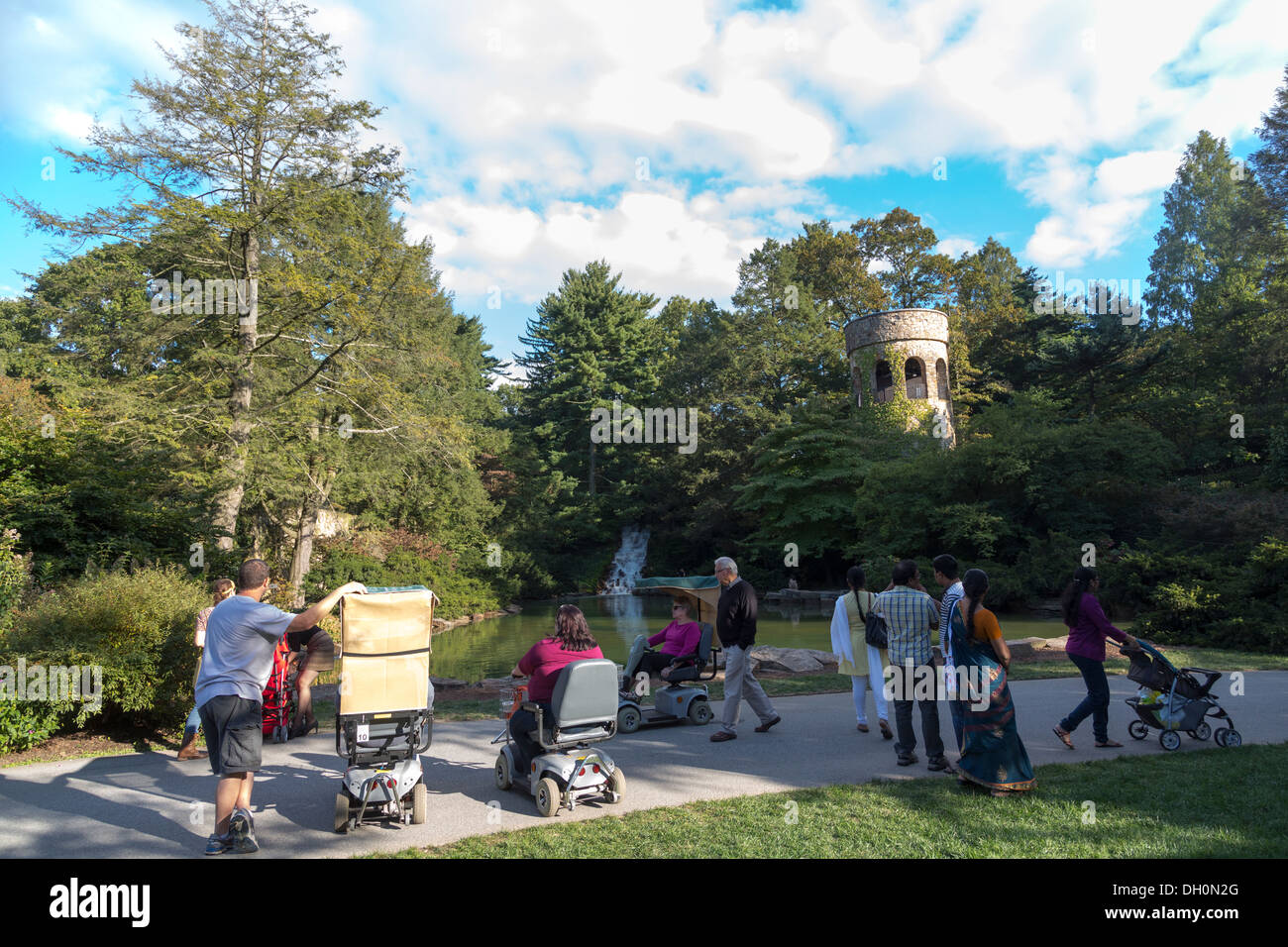 behinderte Menschen im elektrischen Rollstuhl in Longwood Gardens, Kennett Square, Pennsylvania, USA Stockfoto