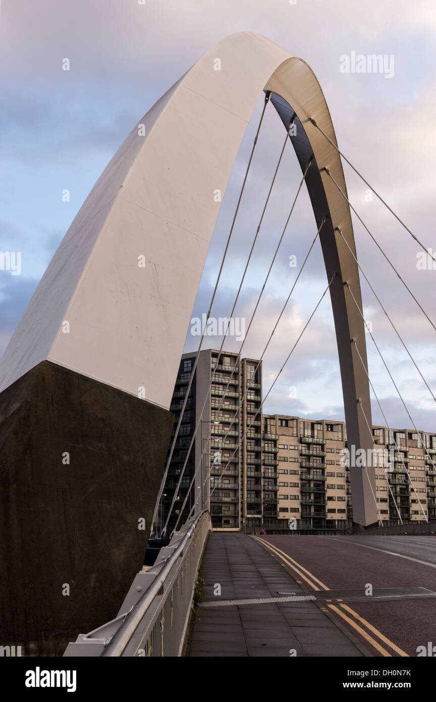 Die Clyde Arc Straßenbrücke über den Fluss Clyde verbindet Finnieston und Pacific Quay in der Stadt Glasgow, Schottland Stockfoto