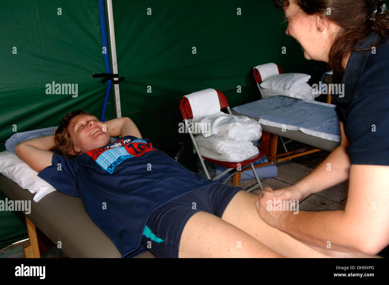 Ein Athlet mit ihren Schenkeln massiert nach der Bupa-Marathon in Cardiff Bay Stockfoto