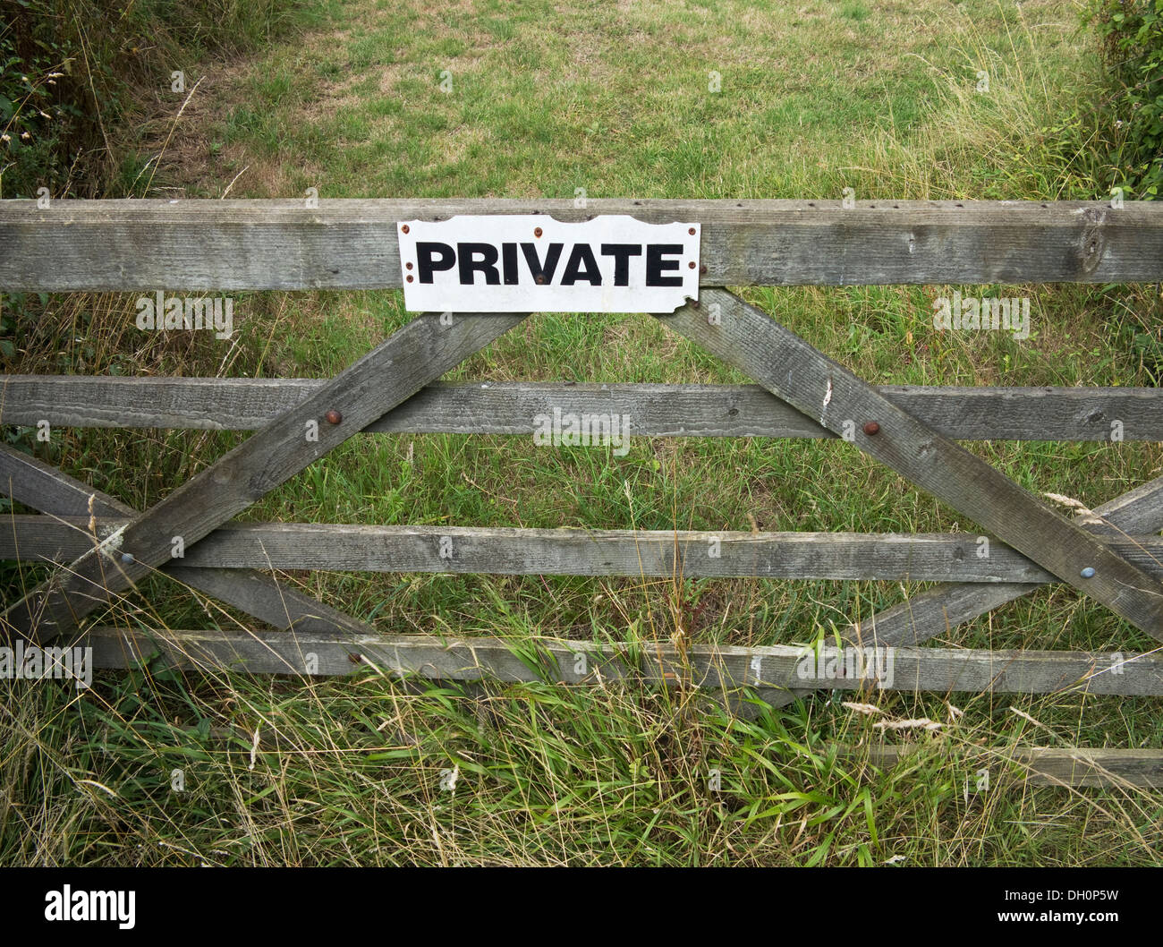 Private Zeichen auf hölzernen Feld Tor in der Nähe von Blackbrook Wood, Burgess Hill Sussex Stockfoto