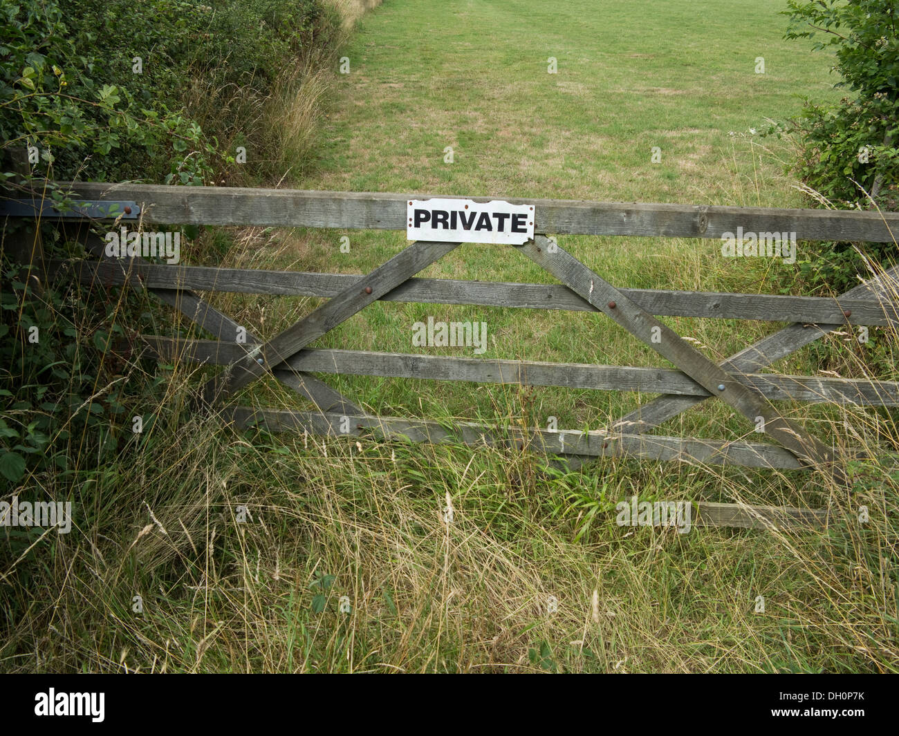 'Private' Schild am Tor aus Holz Feld in der Nähe von Blackbrook Wood, Burgess Hill, Sussex Stockfoto