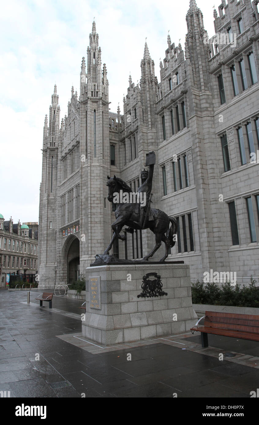 Robert the Bruce Statue außerhalb Marischal College in Aberdeen Schottland Oktober 2013 Stockfoto