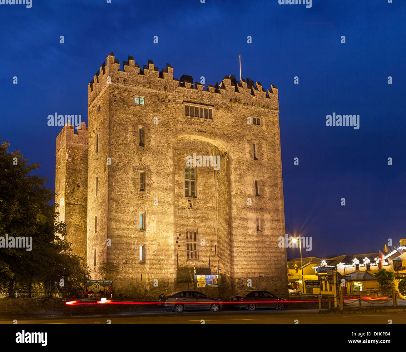 County Clare, Irland Bunratty Castle, Nachtansicht. Bunratty Folk Park Stockfoto