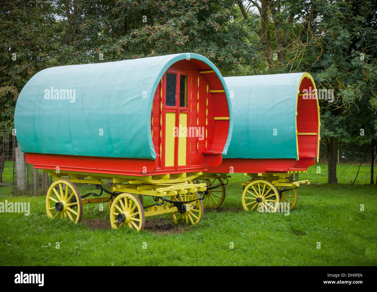 County Clare, Irland restauriert bunt Tinker es Wohnwagen Wagen im Bunratty Folk Park Stockfoto
