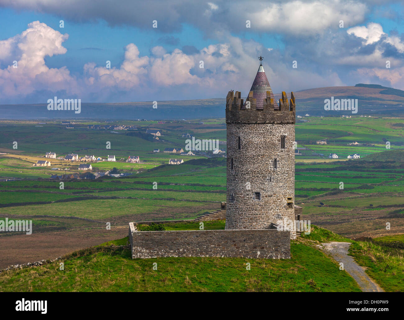 County Clare, Irland: Runde Turm Doonagore Schloß steht über der Ortschaft Doolin und der South Sound der Galway Bay Stockfoto