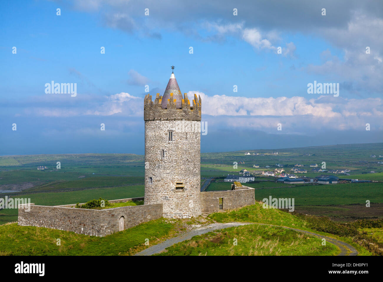 County Clare, Irland: Runde Turm Doonagore Schloß steht über der Ortschaft Doolin und der South Sound der Galway Bay Stockfoto