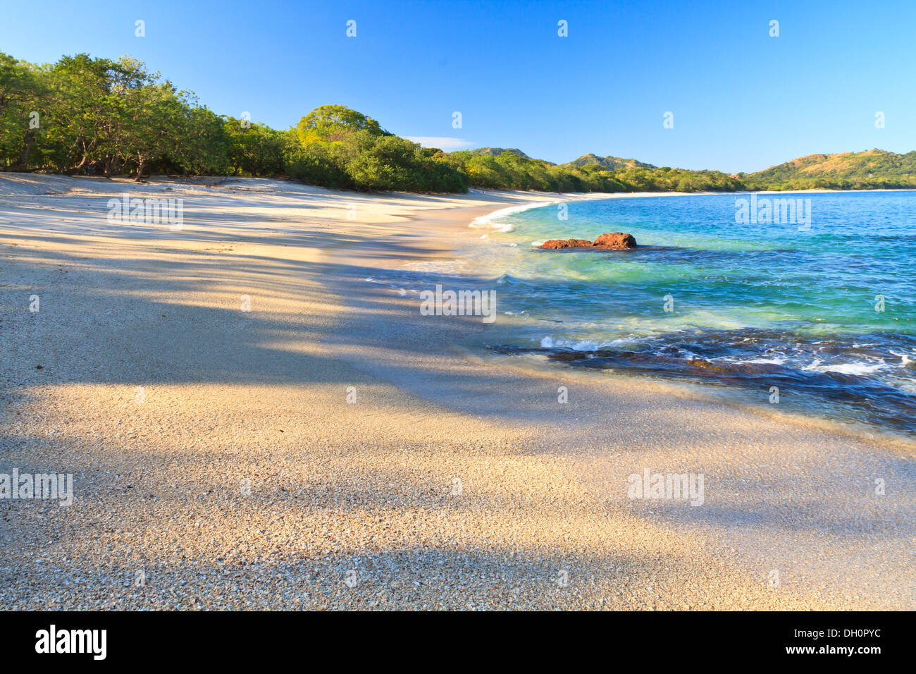Sand und Muscheln auf Playa Conchal und das azurblaue Wasser des Pazifischen Ozeans in Guanacaste, Costa RIca Stockfoto
