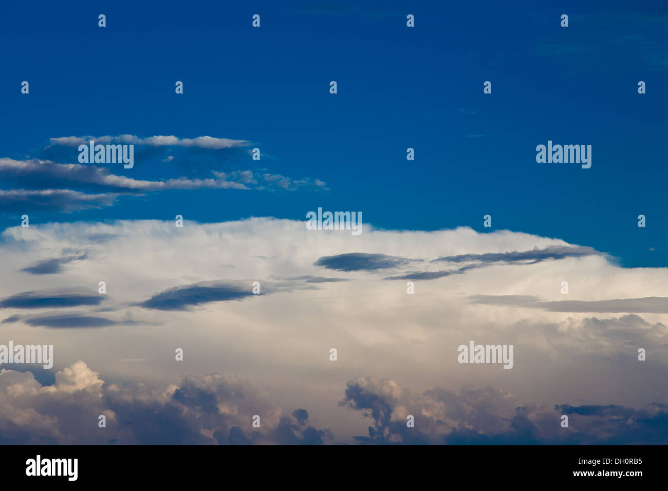 weiße Wolken auf einem klaren blauen Himmel Stockfoto