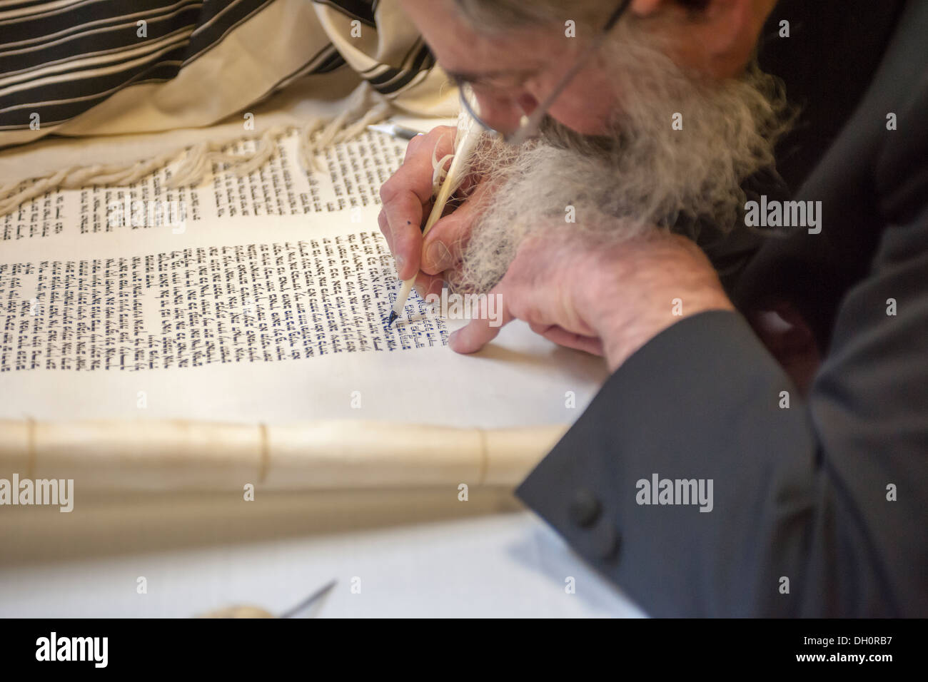 Sofer beendet letzten Buchstaben der Chabad Harlem Sefer Torah in Harlem in New York Stockfoto