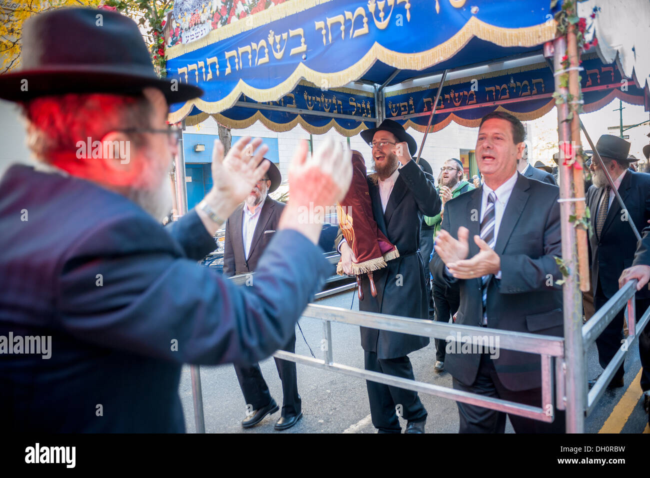 Mitglieder und Freunde der Chabad Harlem feiern die Fertigstellung ihrer Sefer Torah Stockfoto