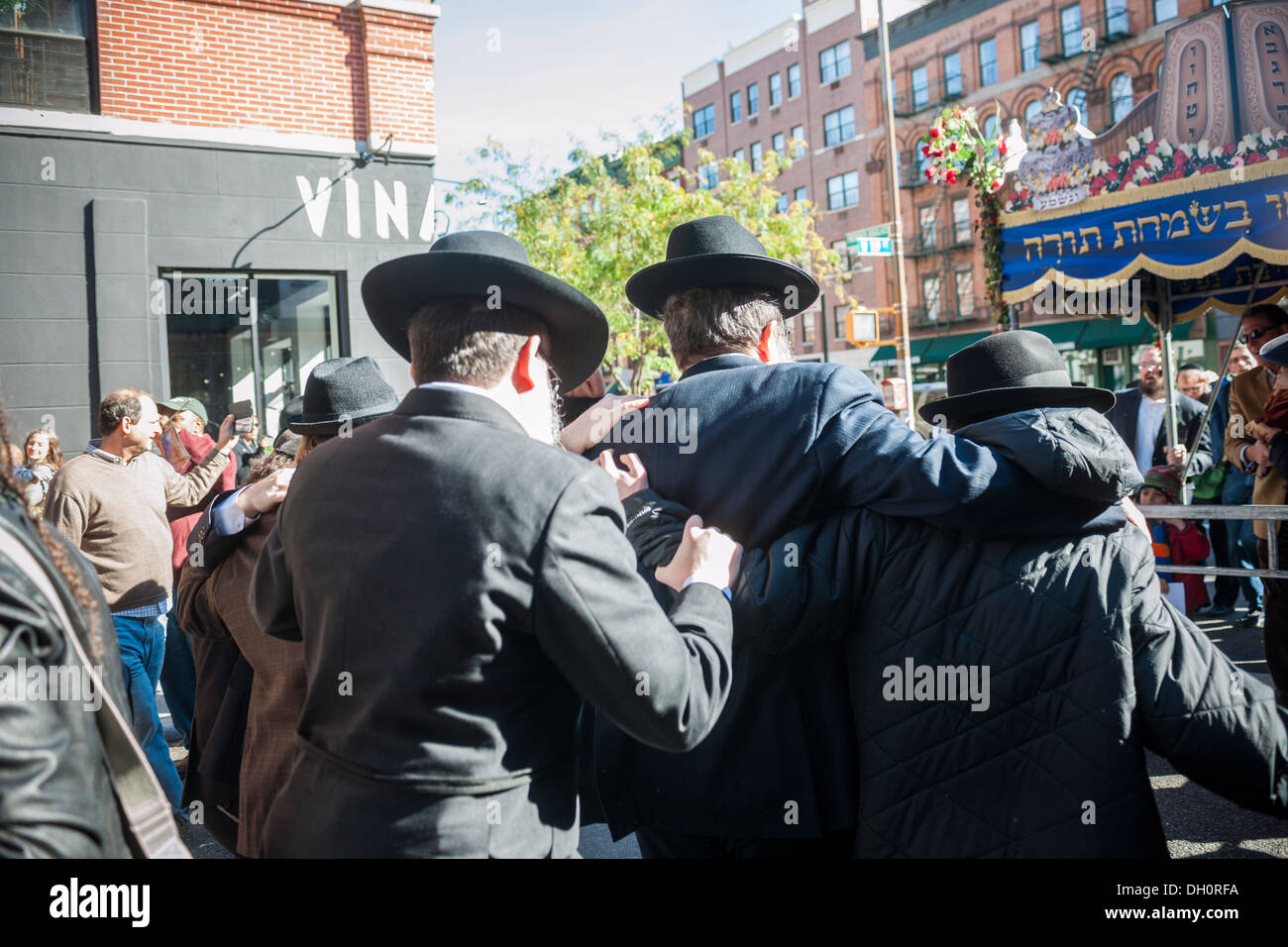 Mitglieder und Freunde der Chabad Harlem feiern die Fertigstellung ihrer Sefer Torah Stockfoto