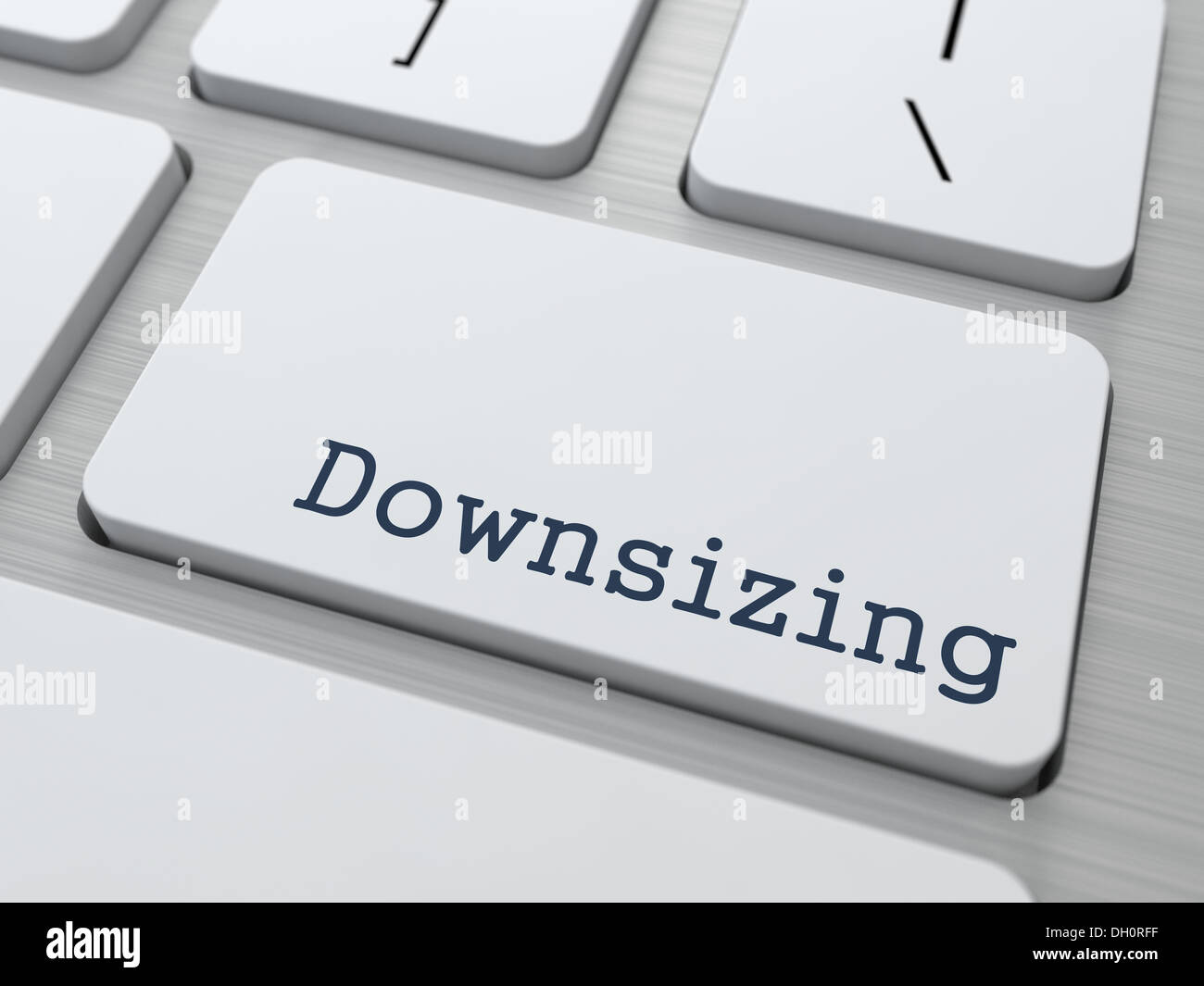 Weiße Tastatur mit Schaltfläche "Downsizing". Stockfoto