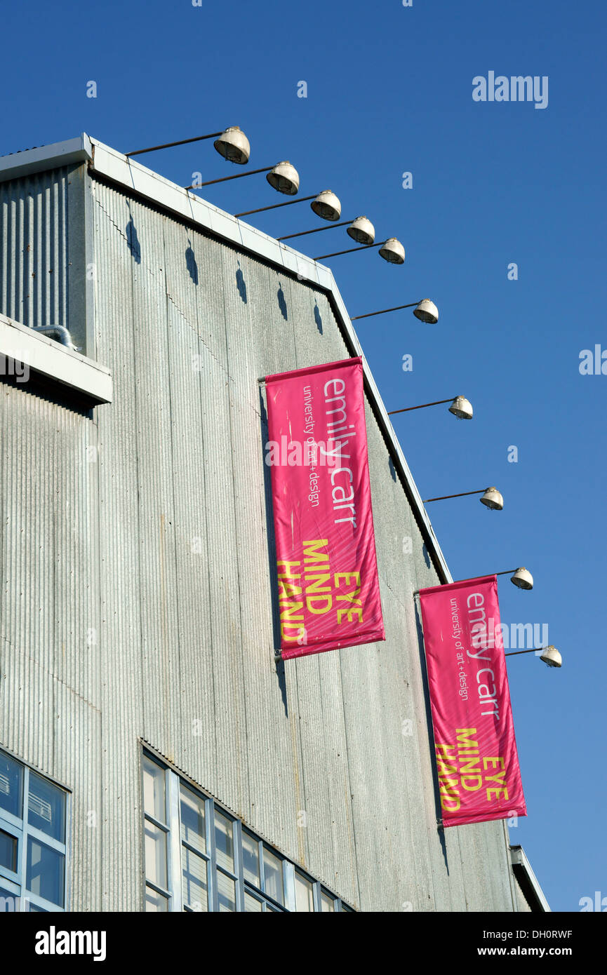 Banner außerhalb der Gebäude an der alten Emily Carr Hochschule für Kunst und Design auf Granville Island, Vancouver, British Columbia, Kanada Stockfoto