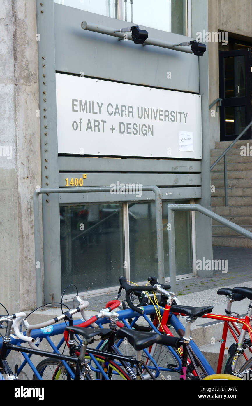 Fahrräder außerhalb der alten Emily Carr Hochschule für Kunst und Design auf Granville Island, Vancouver, British Columbia, Kanada geparkt Stockfoto