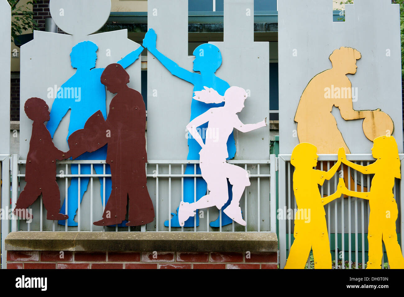 Metall Skulptur zeigen Kinder außerhalb Elsie Roy Volksschule, Yaletown, Vancouver, British Columbia, Kanada spielen Stockfoto