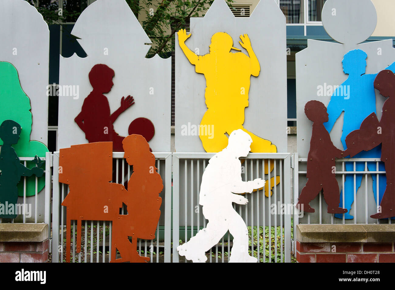 Metall Skulptur zeigen Kinder außerhalb Elsie Roy Volksschule, Yaletown, Vancouver, British Columbia, Kanada spielen Stockfoto
