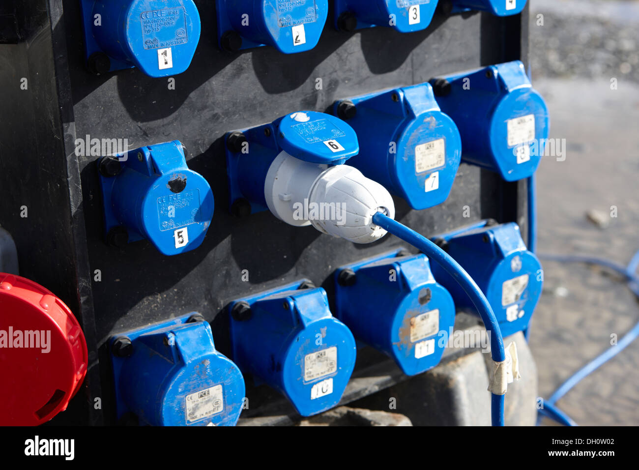 Bank im freien Strom Anschlüsse auf Hochleistungs-Strom-generator Stockfoto