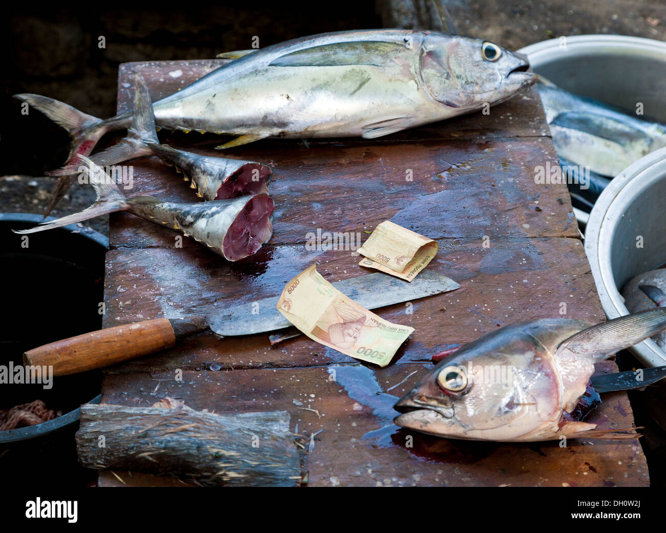 Geld, Messer und Fisch auf dem Markt in Amlapura, ehemals Karangasem, Bali, Bali, Indonesien, Südostasien, Ostasien Stockfoto