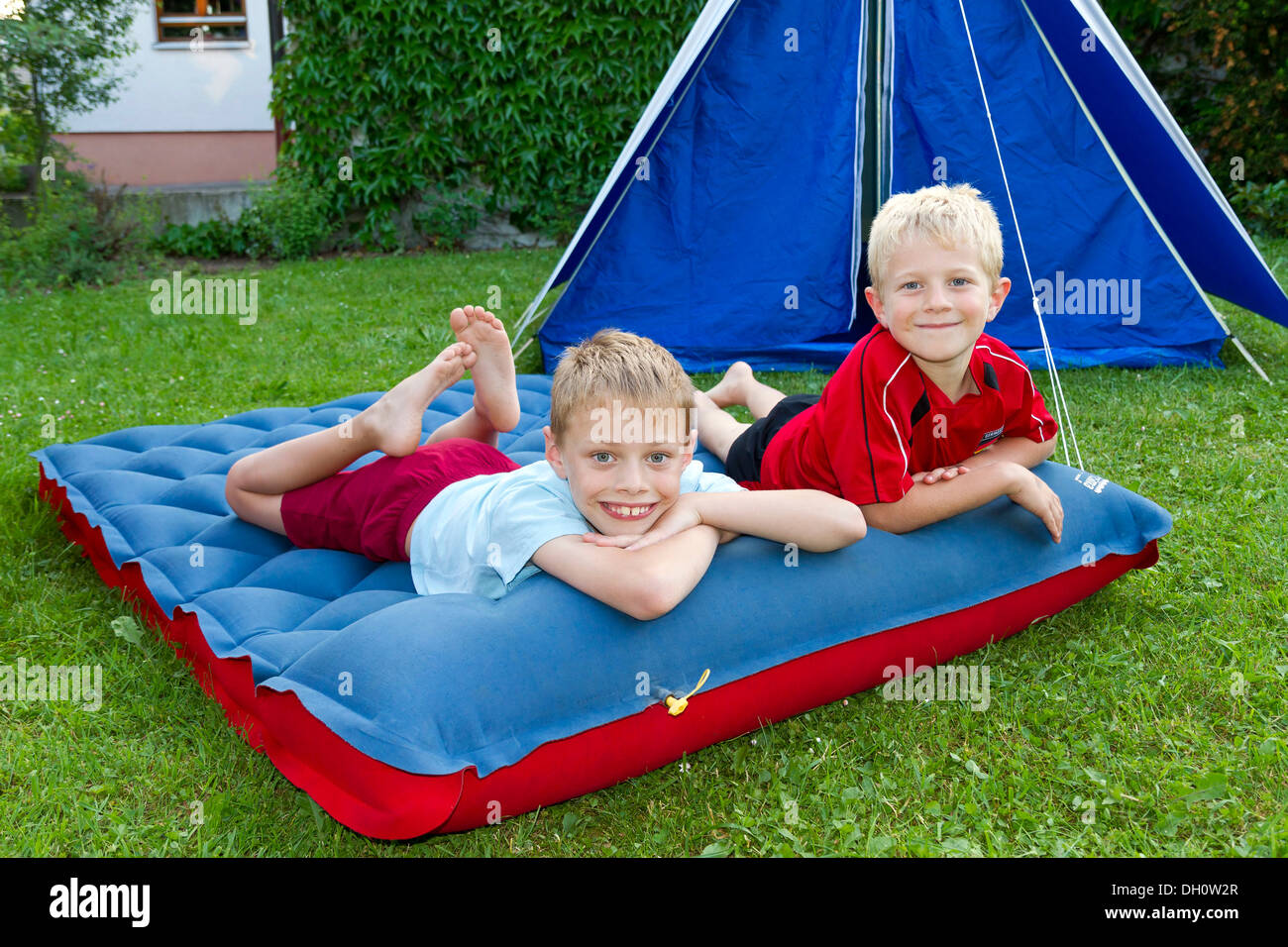 Zwei jungen beim camping im Garten auf einer Luftmatratze liegend  Stockfotografie - Alamy