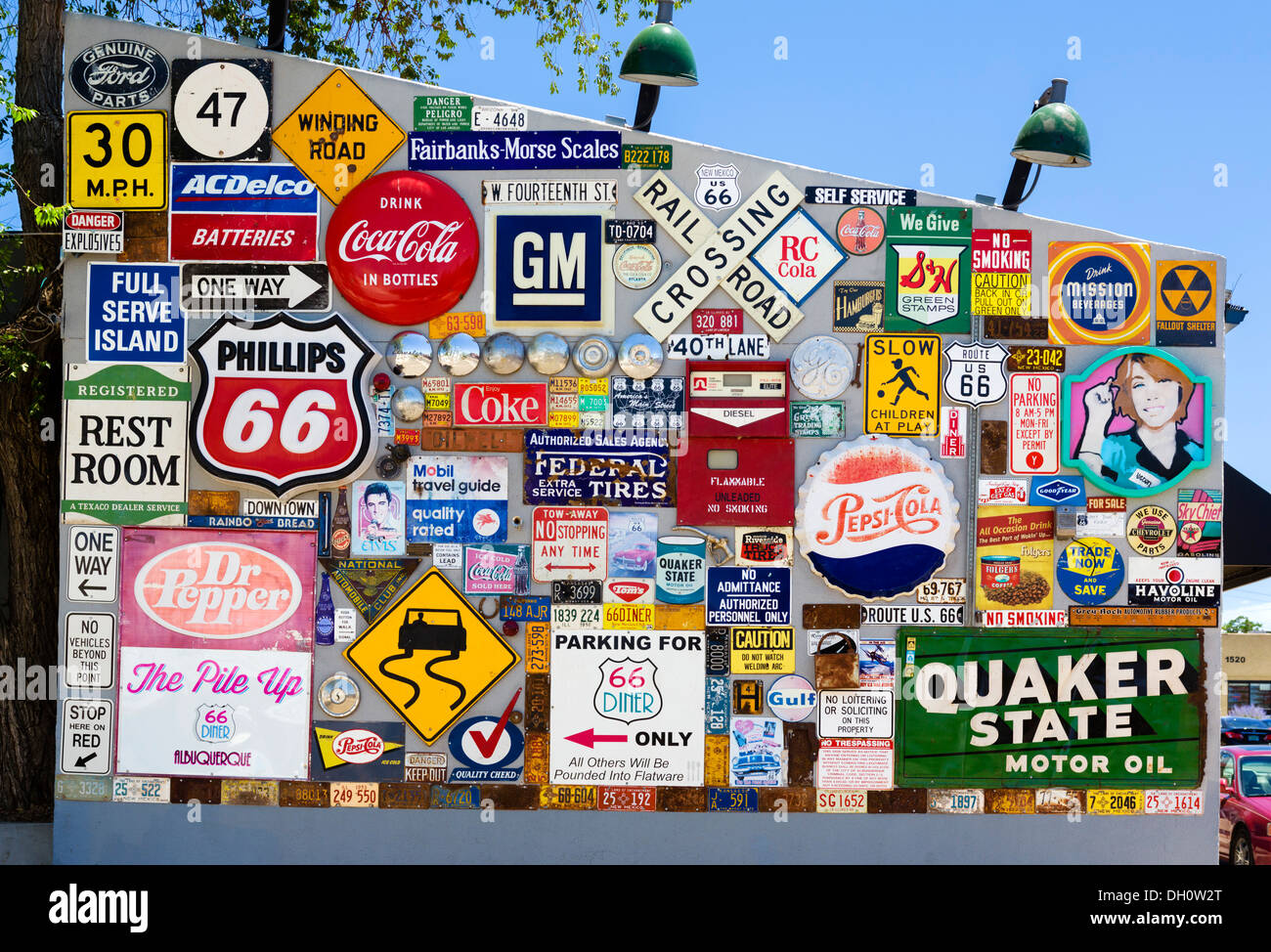 Alte Werbung Schilder, Verkehrszeichen und Fahrzeug-Kfz-Kennzeichen außerhalb 66 Diner auf Central Ave (alte Route 66), Albuquerque, New Mexico, USA Stockfoto