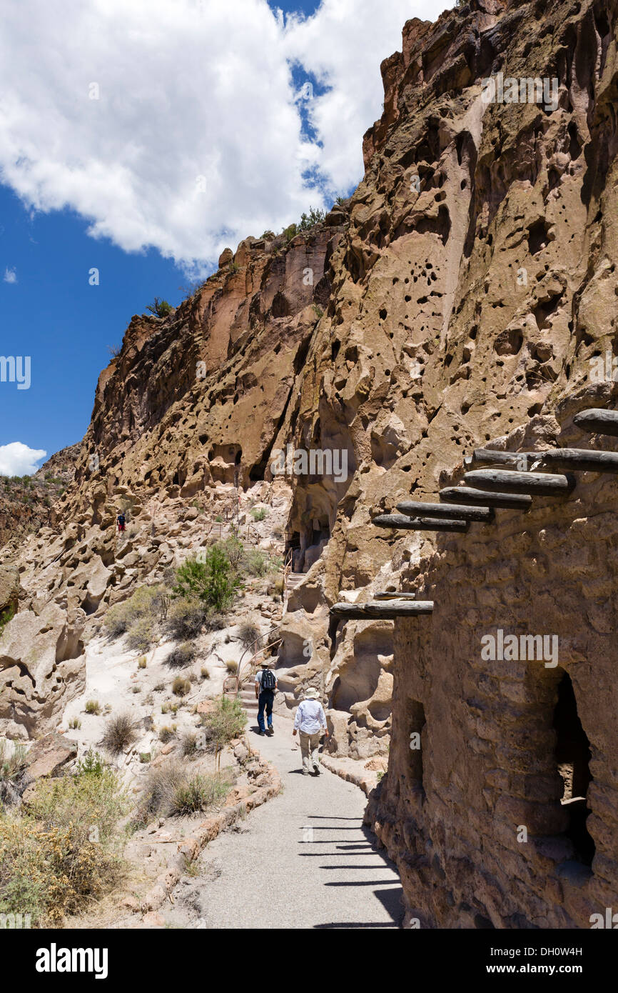 Trail vorbei an Pueblo Indian Klippenwohnungen im Bandelier National, Denkmal, in der Nähe von Los Alamos, New Mexico, USA Stockfoto