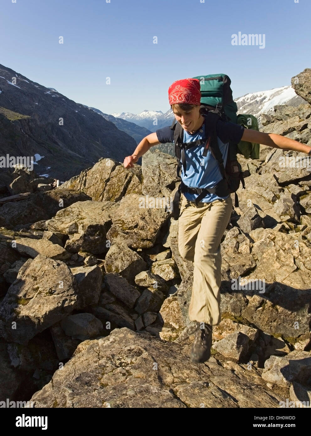 Junge Frau, springen, Wandern, Wandern, Wanderer, legendären goldenen Stufen des Chilkoot Trail, Pass, Blick ins Tal des Flusses Taja, Stockfoto