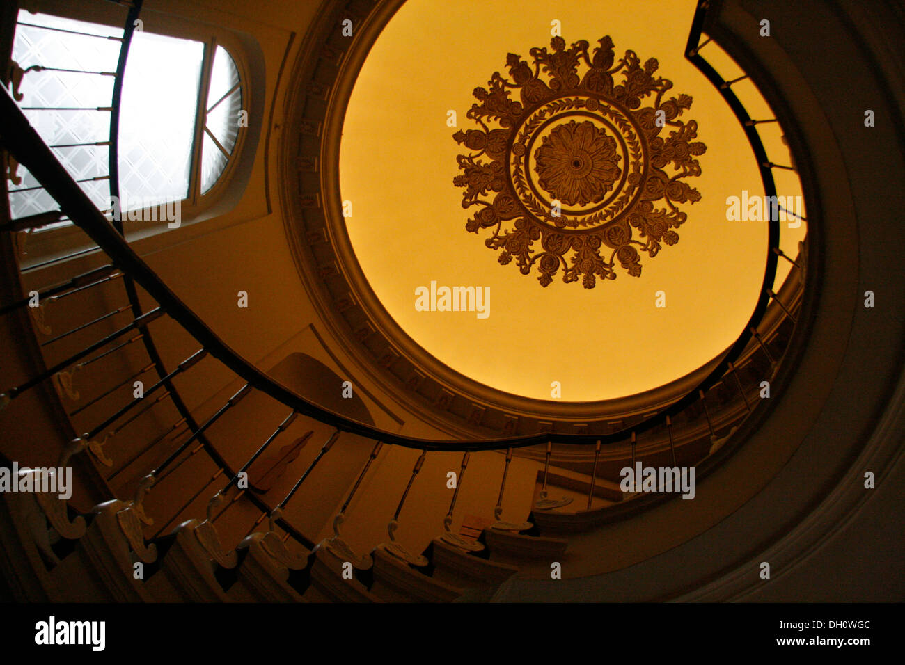 Dekorative Putz Decke über eine Treppe in einem Hotel, Brügge, Belgien, Europa Stockfoto