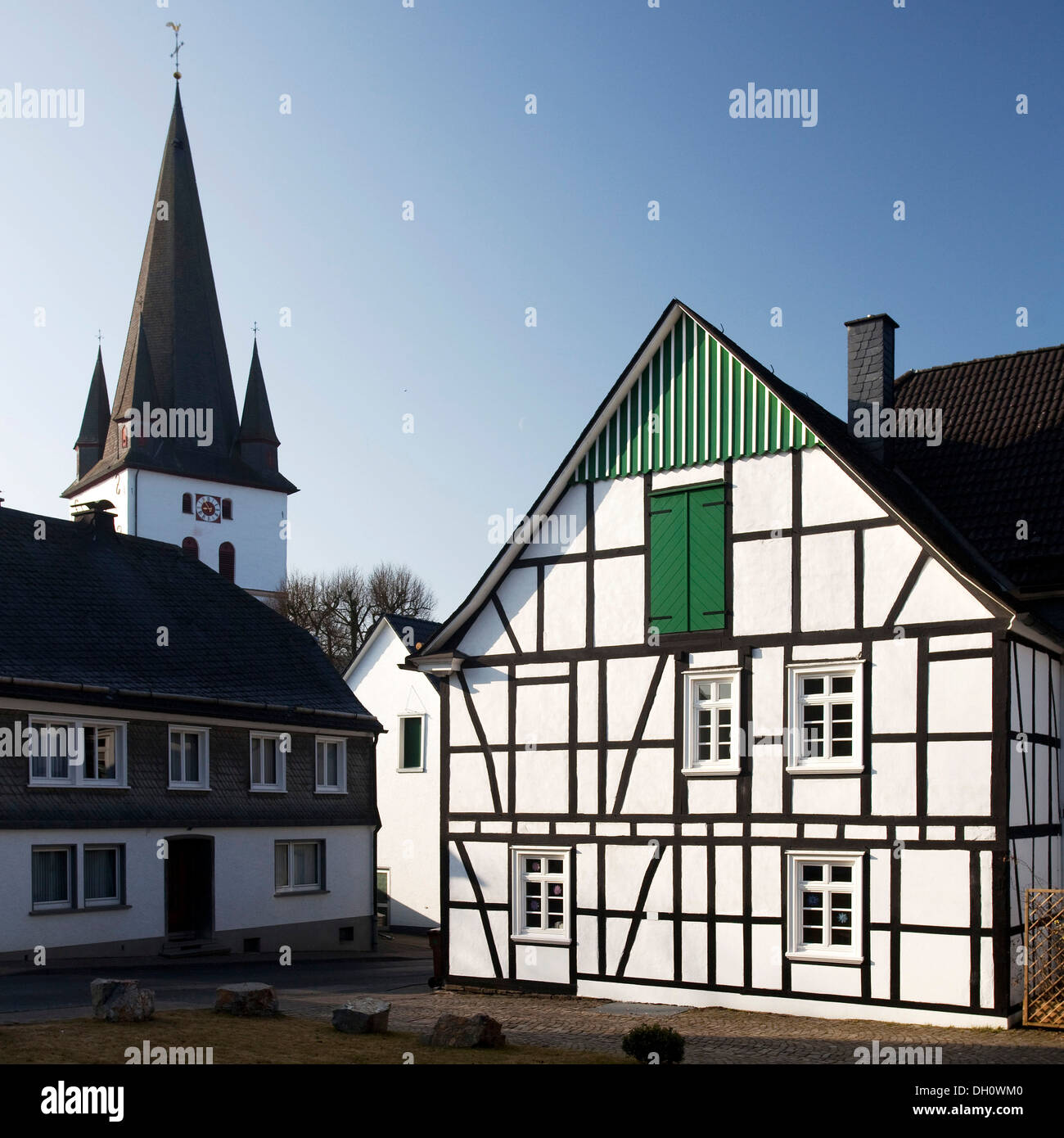 Kirche von Saint Clement mit dem Heritage House in Drolshagen, Sauerland, Nordrhein-Westfalen, PublicGround Stockfoto