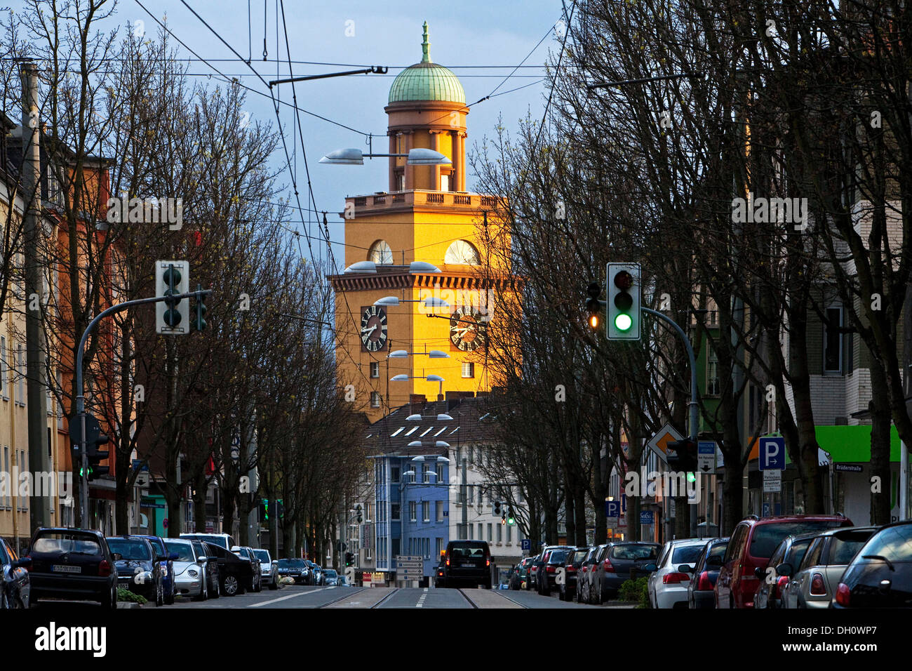 Rathausturm in dem Abendlicht mit Hauptstrasse, der Hauptstraße von Witten, Ennepe-Ruhr Kreis, Nordrhein-Westfalen Stockfoto Rathausturm in dem Abendlicht mit Hauptstrasse, der Hauptstraße von Witten, Ennepe-Ruhr Kreis, Nordrhein-Westfalen Stockfoto