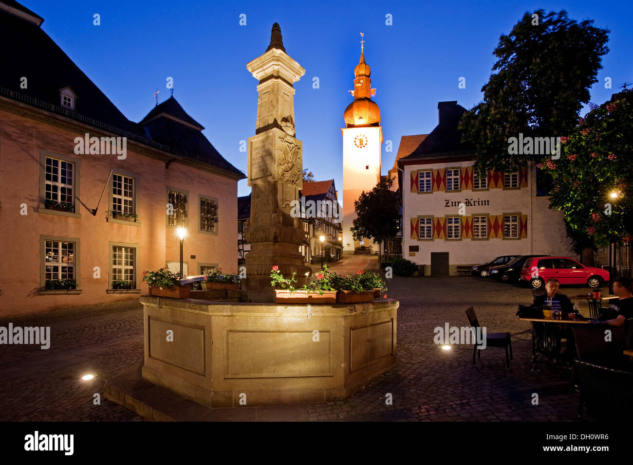 Maximilian Brunnen im alten Markt mit dem alten Rathaus und der Glockenturm in der Abenddämmerung, Arnsberg, Sauerland Stockfoto