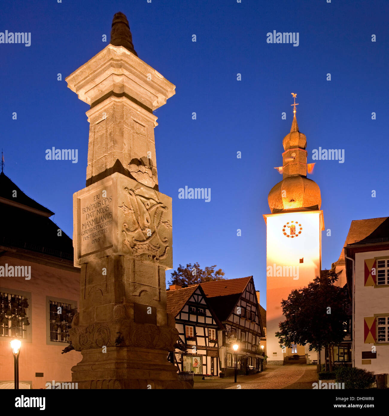 Maximilian Brunnen im alten Markt mit dem alten Rathaus und der Glockenturm in der Abenddämmerung, Arnsberg, Sauerland Stockfoto