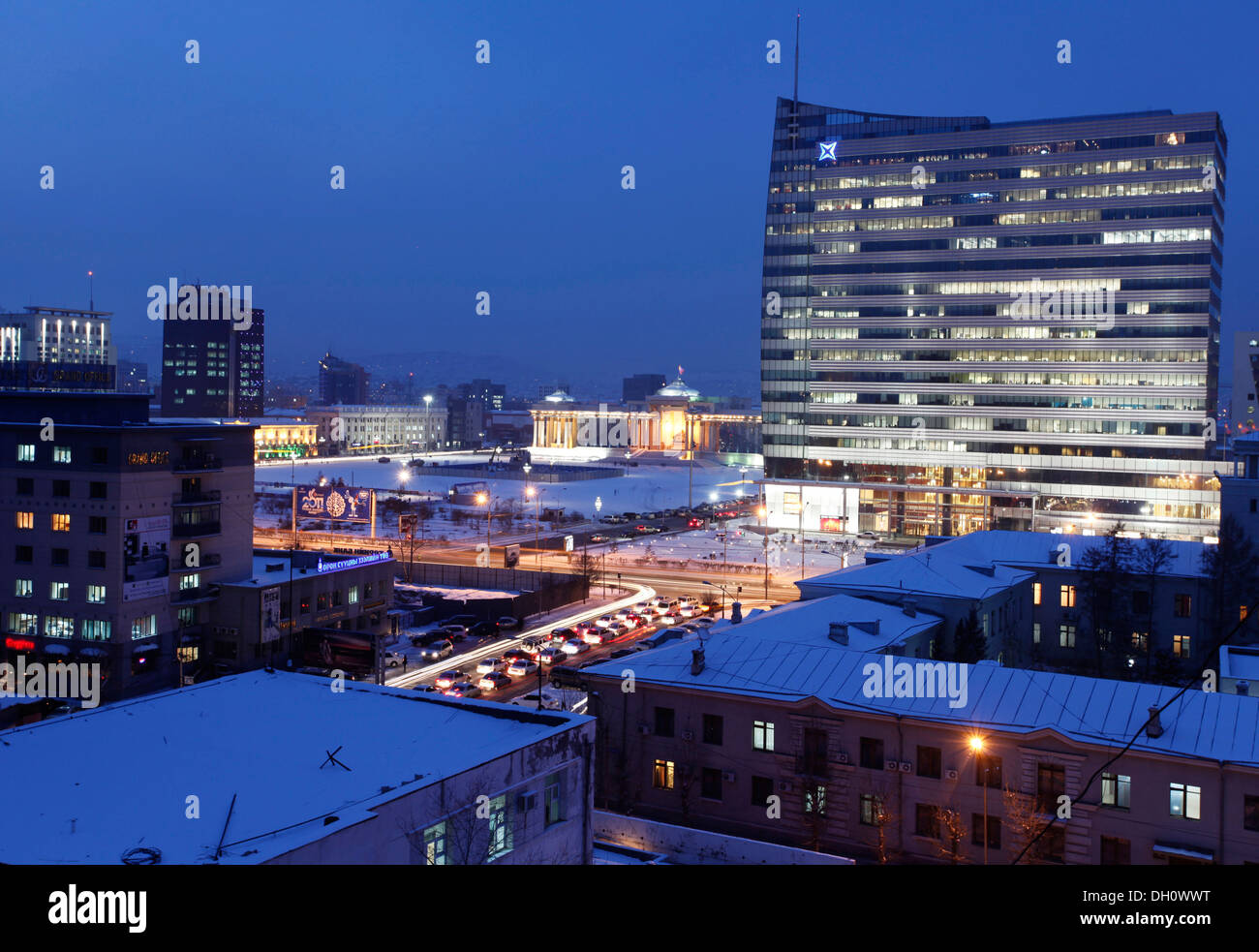 Regierung, Sukhbaatar Platz in der Abenddämmerung, Ulaanbaatar oder Ulan Bator, Mongolei, Asien Stockfoto