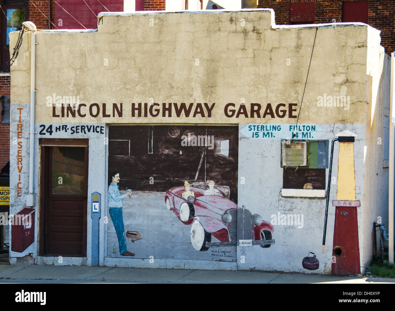 Der Lincoln Highway Garage Wandbild an der Seite eine alte Werkstatt in Morrison, Illinois, einer Stadt auf dem Lincoln Highway. Stockfoto