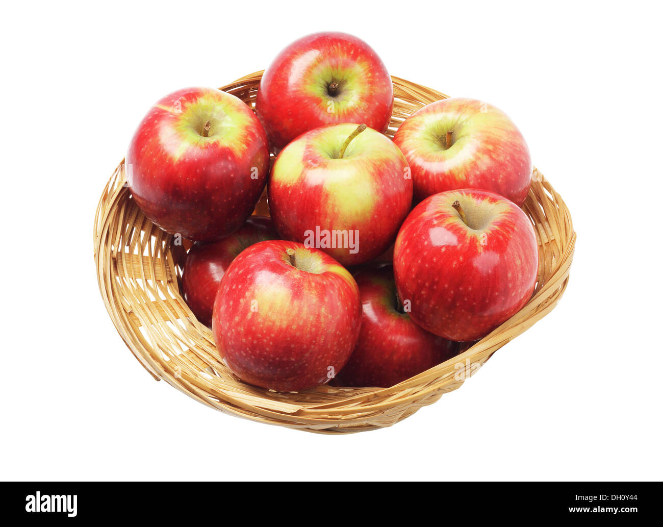Rote Äpfel im Korb auf weißem Hintergrund Stockfoto
