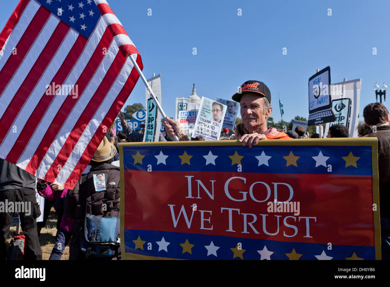 Mann hält In God We Trust Banner in NSA Spionage Protestkundgebung - Washington, DC USA Stockfoto