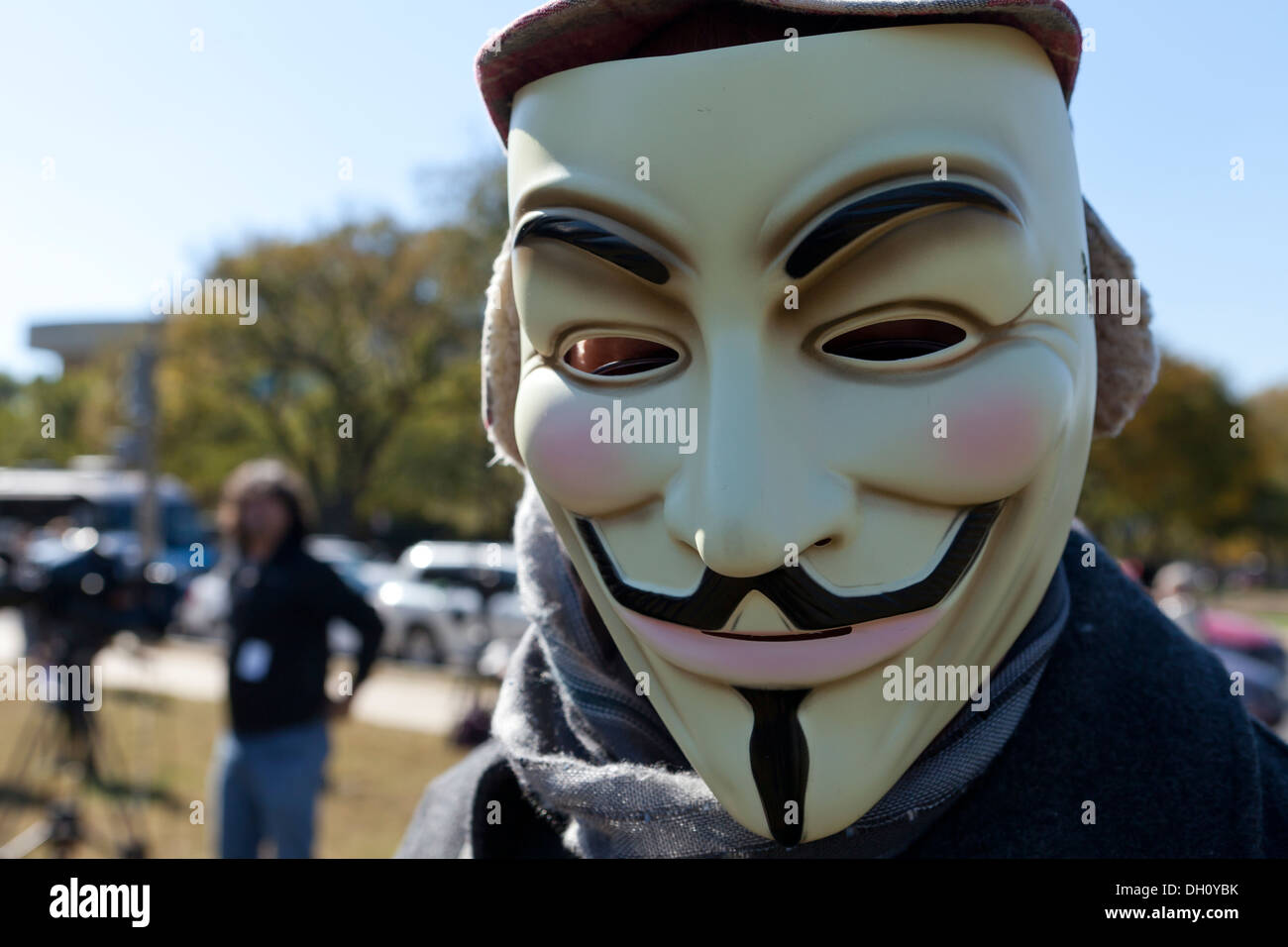 Mann trägt Anonymous Maske Stockfoto