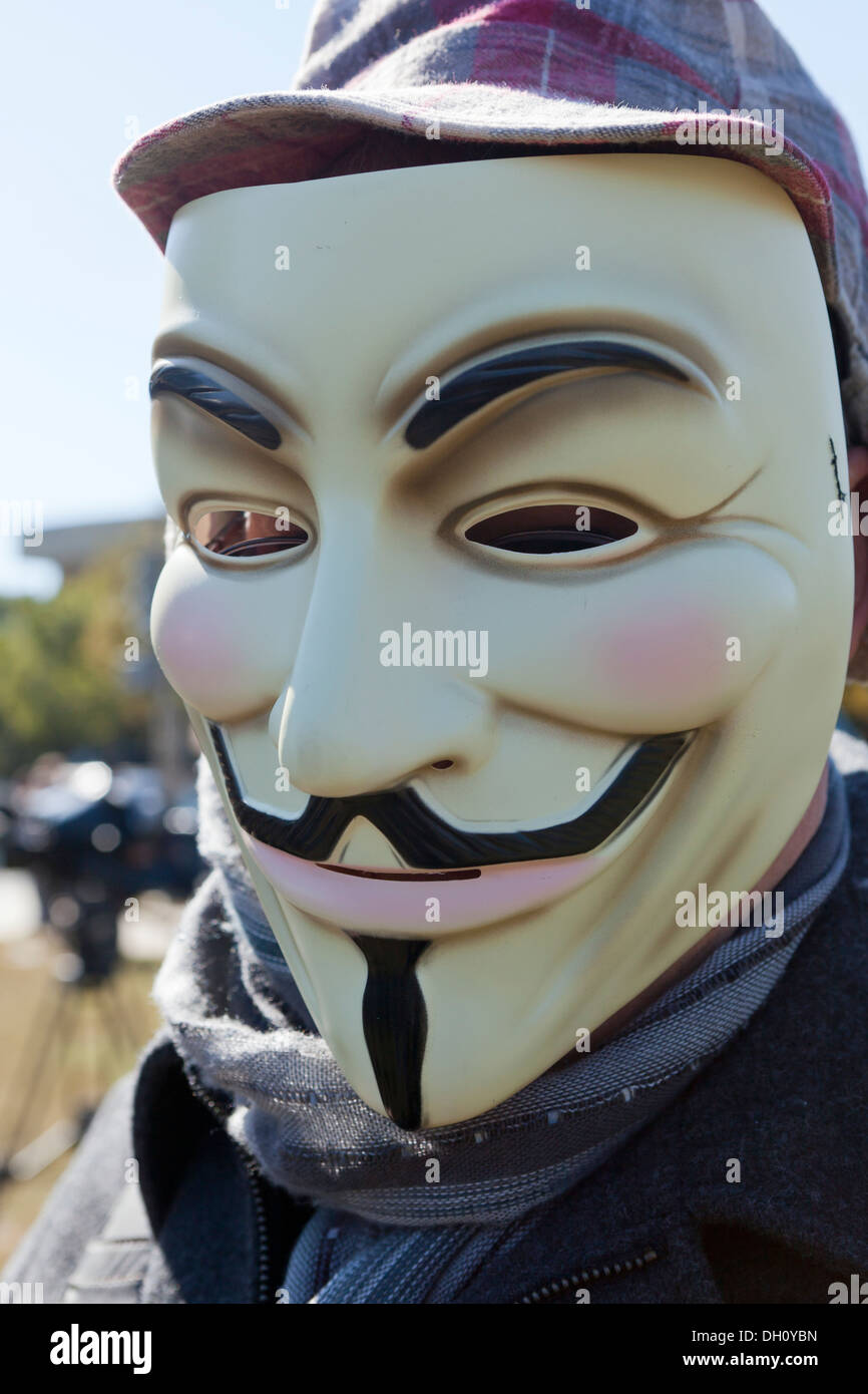 Mann trägt Anonymous Maske Stockfoto