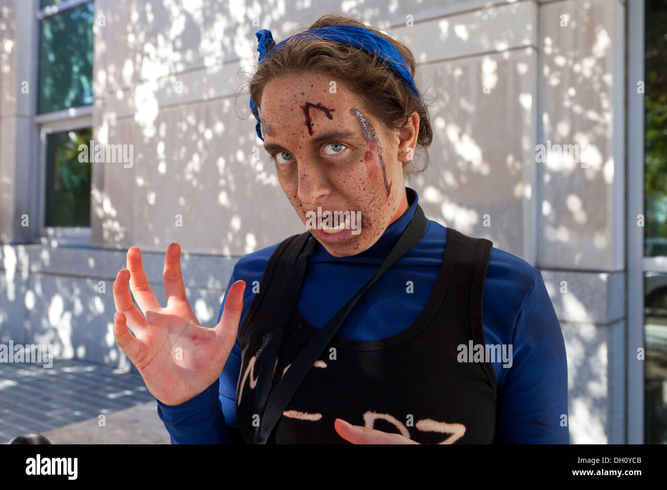 Junge Frau in Zombie Make-up Stockfoto
