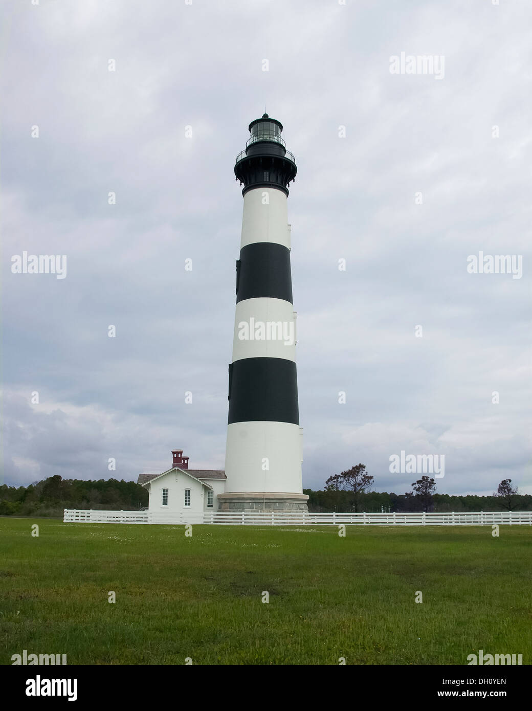 Bodie Island Lighthouse an einem bewölkten Tag. Stockfoto