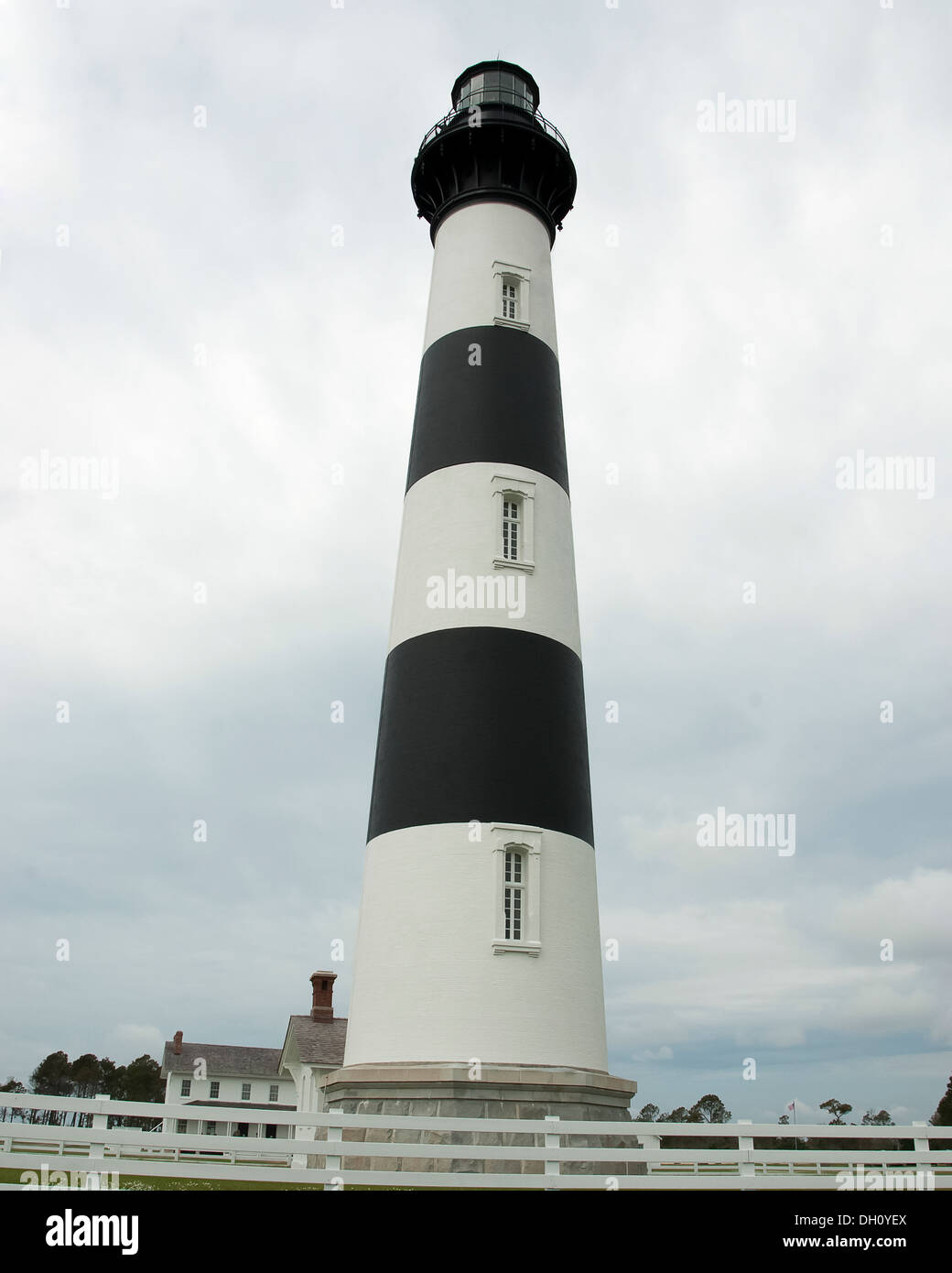 Bodie Island Lighthouse an einem bewölkten Tag. Stockfoto