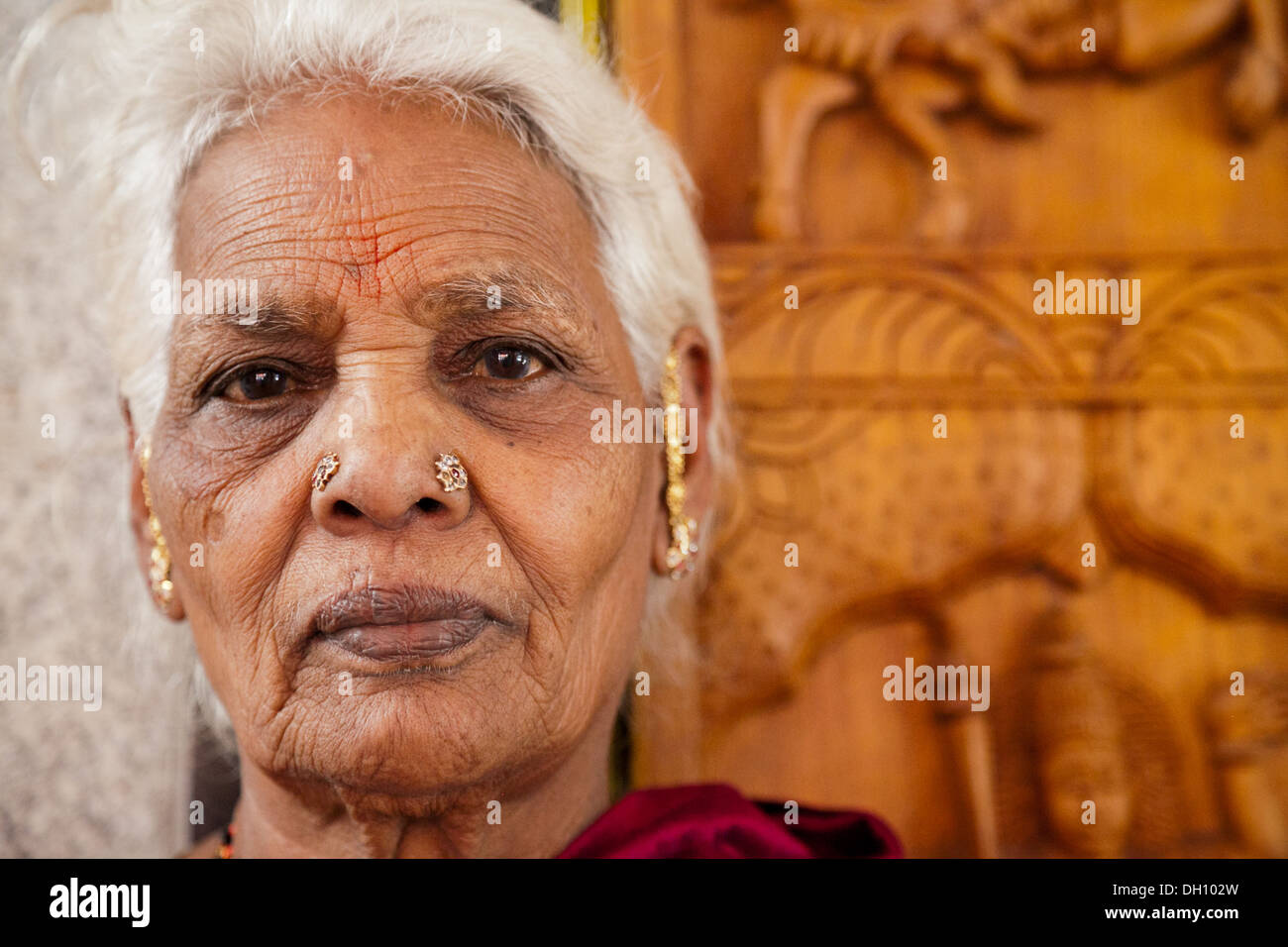 Porträt einer alten indischen Frau hautnah Stockfoto