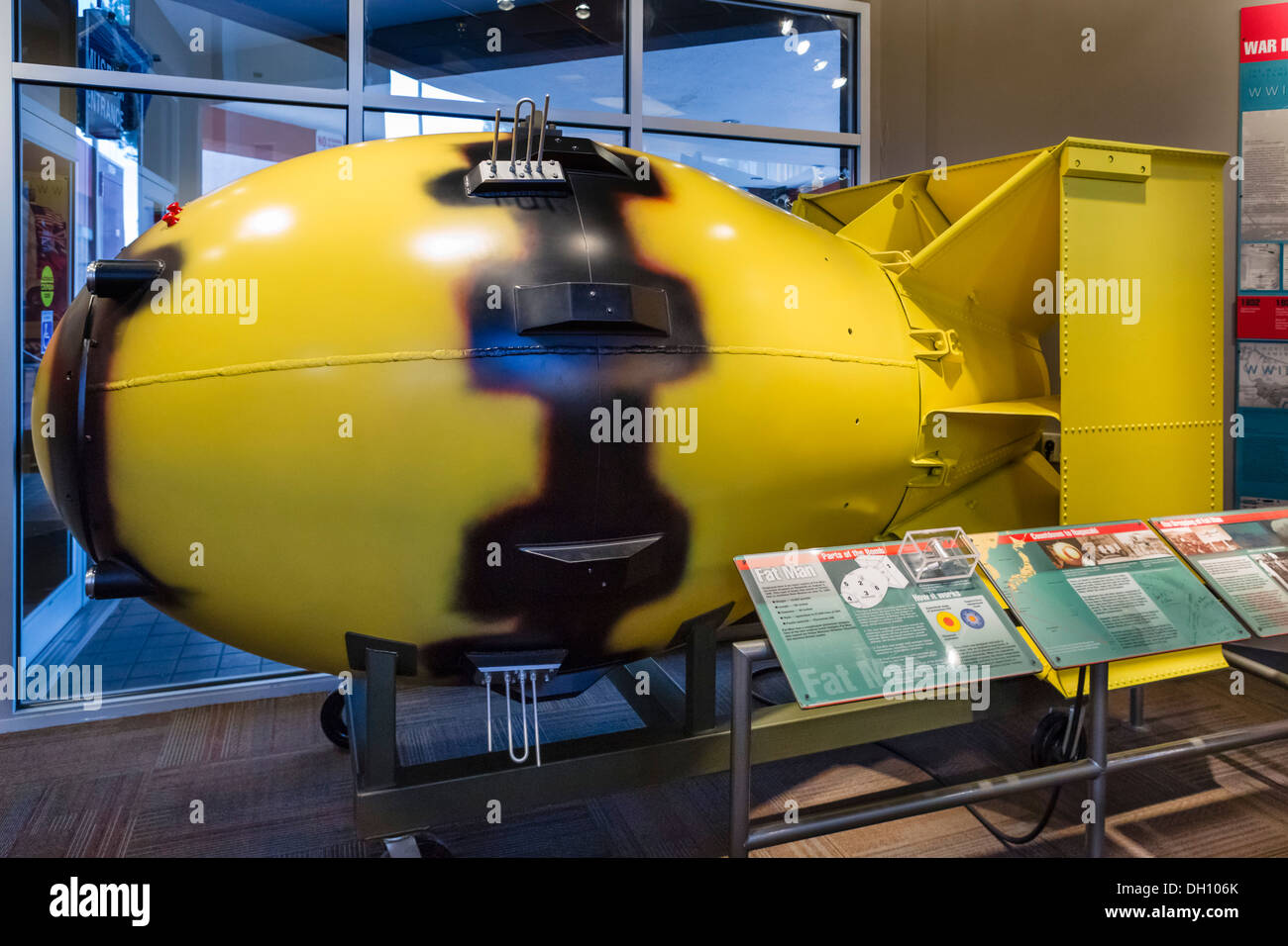 Atombombe. Modell der Atombombe "Fat Man" fallengelassen onNagasaki, Japan im Zweiten Weltkrieg, die Bradbury Science Museum, Los Alamos, New Mexico, USA Stockfoto