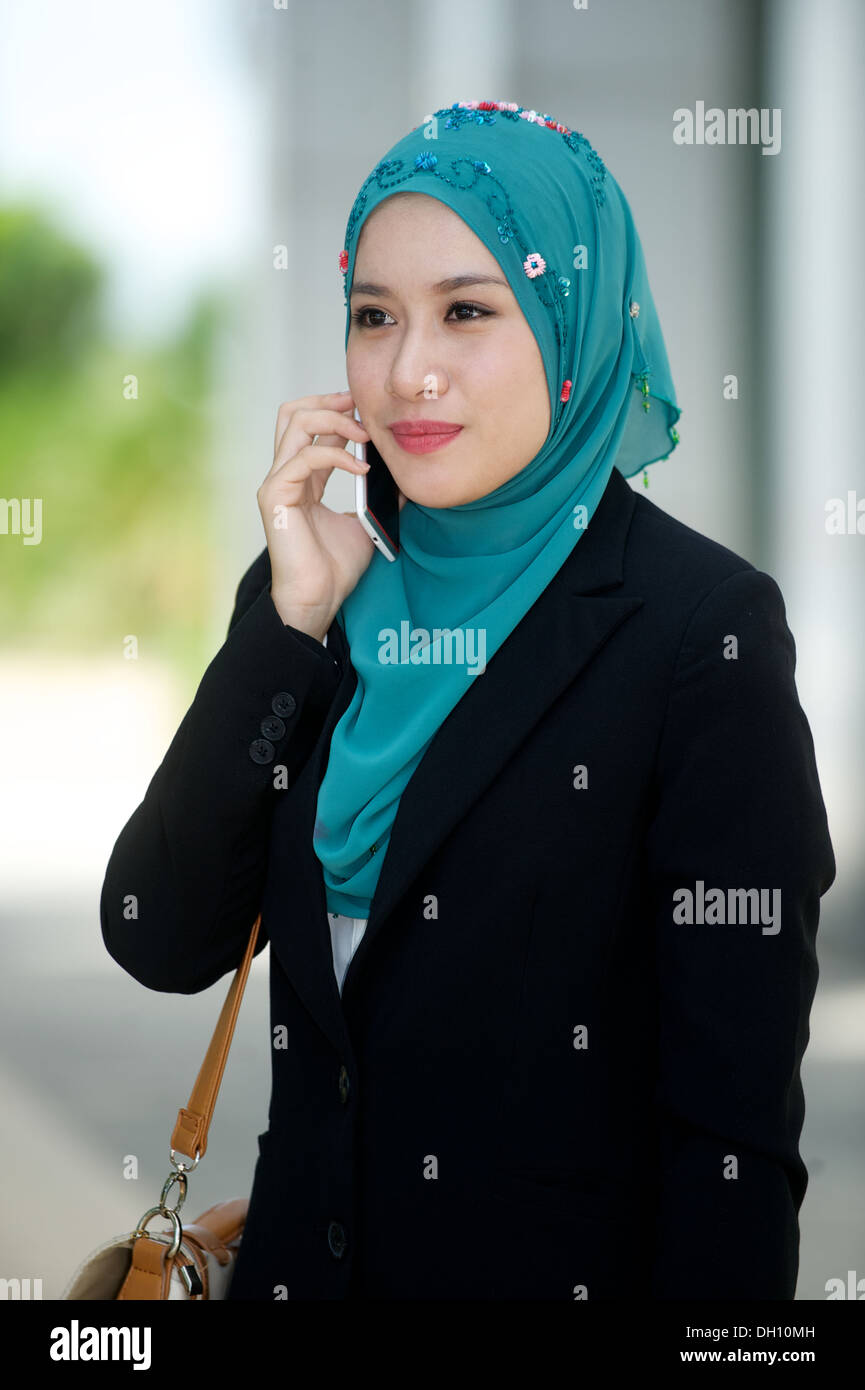 Kopftuch Mädchen reden über Telefon Stockfotografie - Alamy
