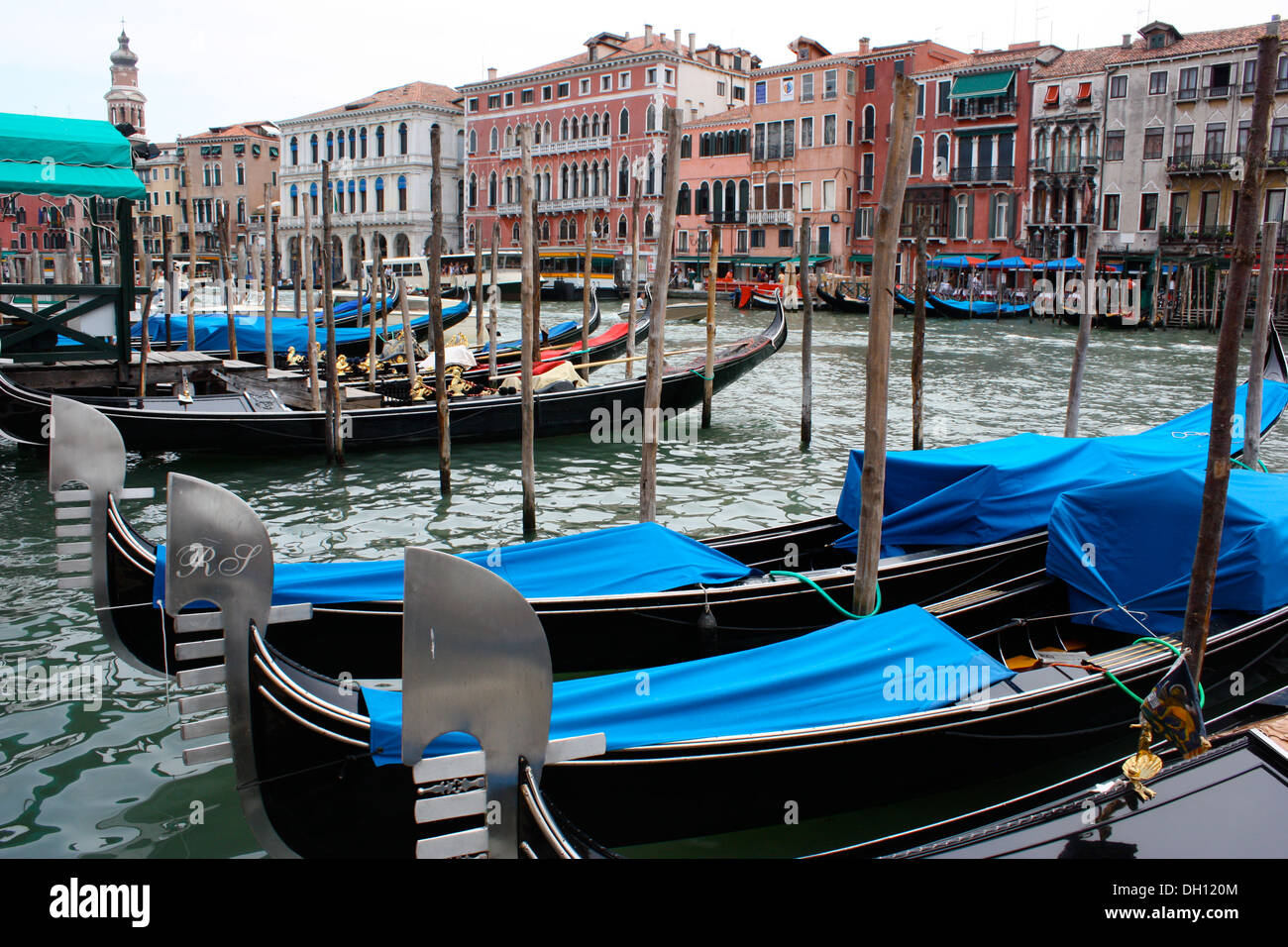 Gondeln in den historischen Kanälen von Venedig Italien Europa. Stockfoto