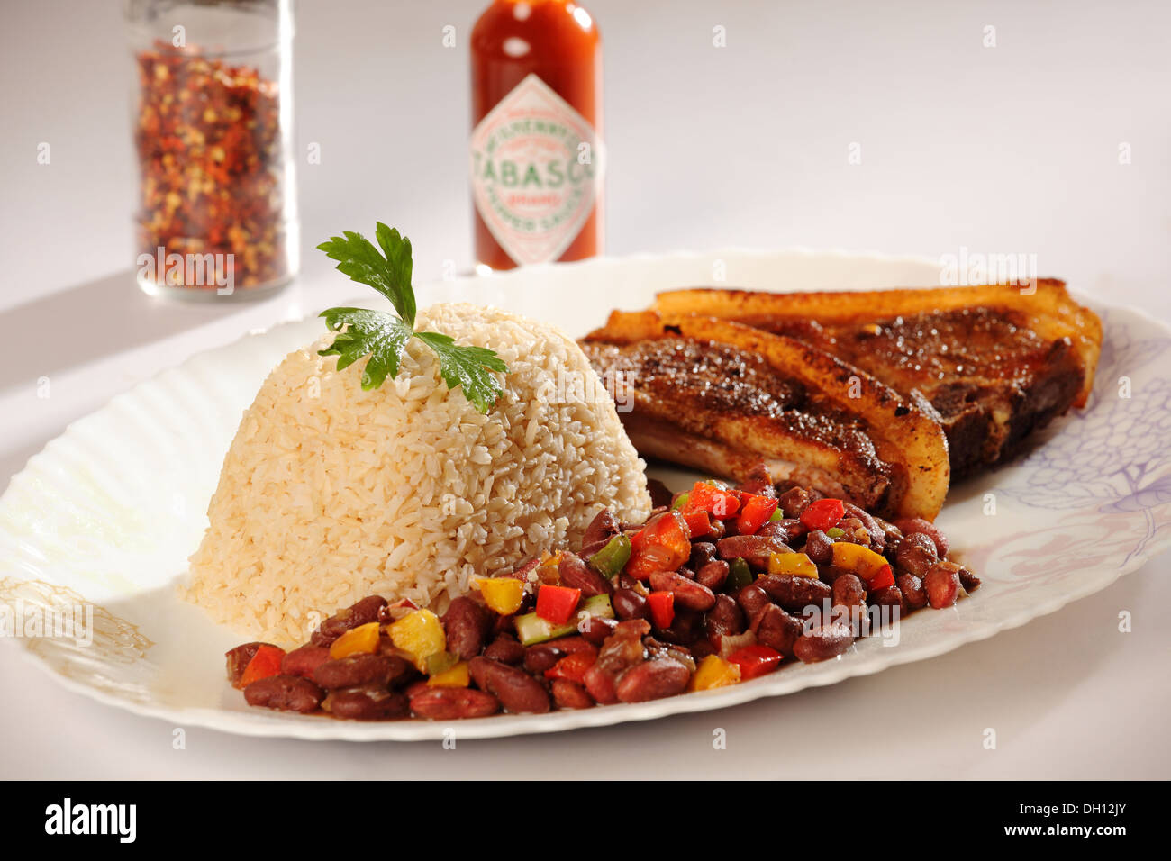 Rote Bohnen und Reis mit Schweinekoteletts Stockfoto